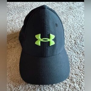 New youth Under Armour fitted hat XS/S